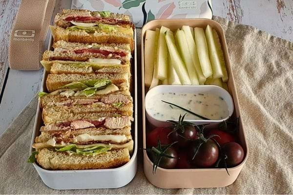 Club sandwich au poulet avec salade.