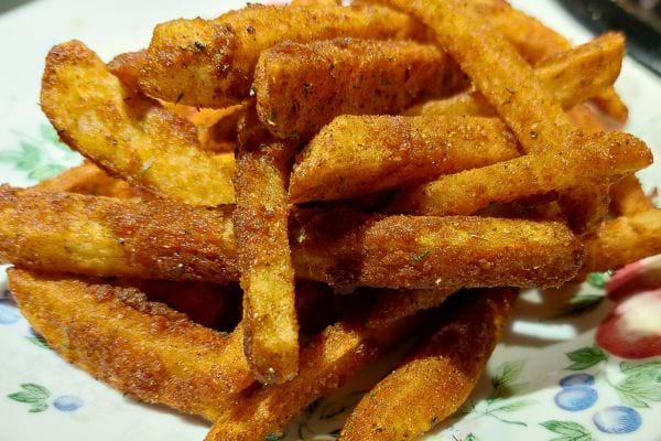 Frites maison avec peau, dorées.