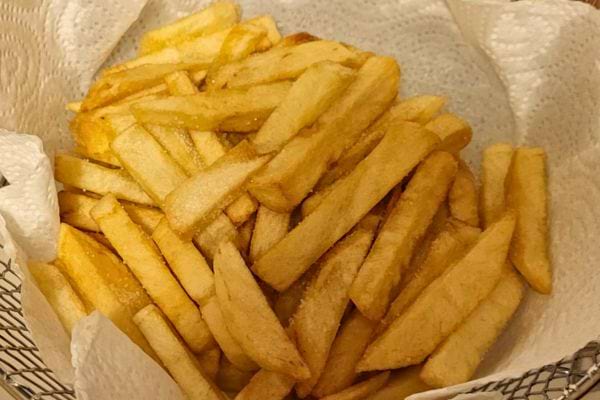 Frites fines et dorées, légèrement assaisonnées.