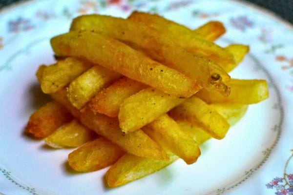 Frites dorées, brillantes, saupoudrées de sel.