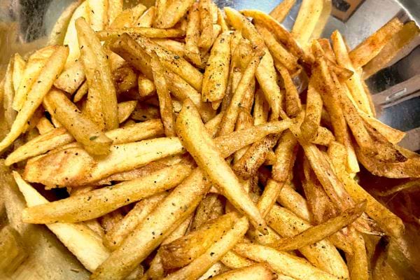 Frites épicées, rouges, bien assaisonnées.