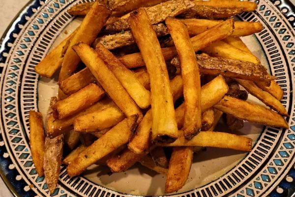 Frites blanches sur une serviette absorbante.