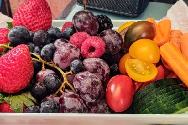 Plateau de fruits colorés.