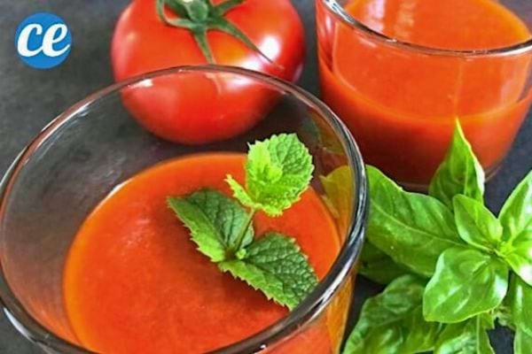 Gaspacho de tomates avec basilic, servi en verres frais.