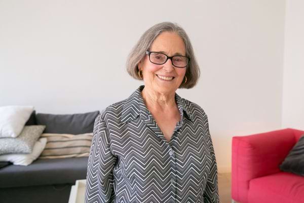 Femme âgée élégante en chemisier à motifs.