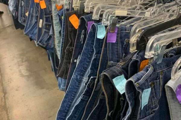 Jeans avec étiquettes de prix.