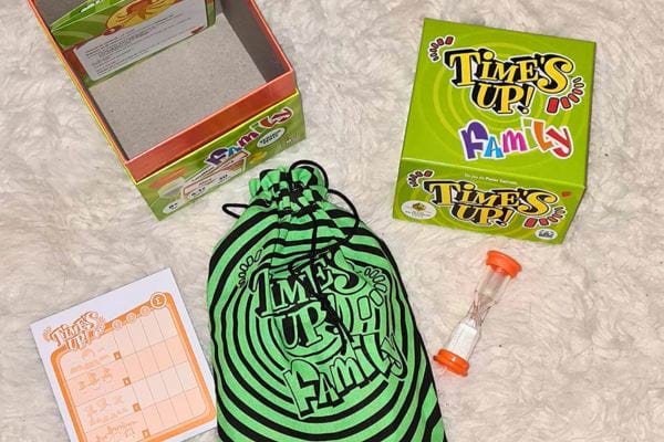 Le jeu "Time's Up! Family" avec cartes et sablier.
