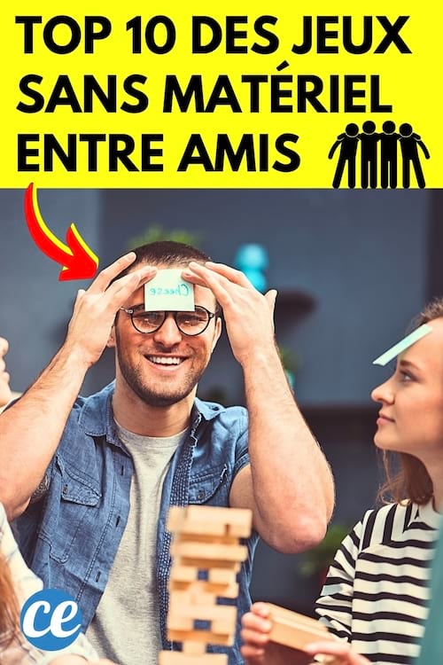 Des amis qui jouent en soirée au jeu des post-it sans matériel