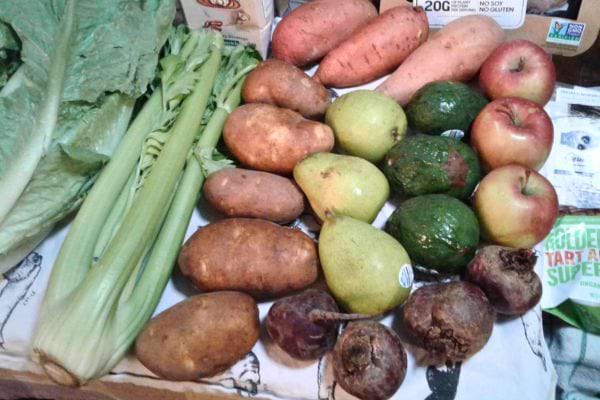 Assortiment de légumes sur une table.