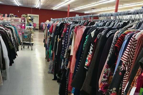 Rayons de vêtements variés dans un magasin.