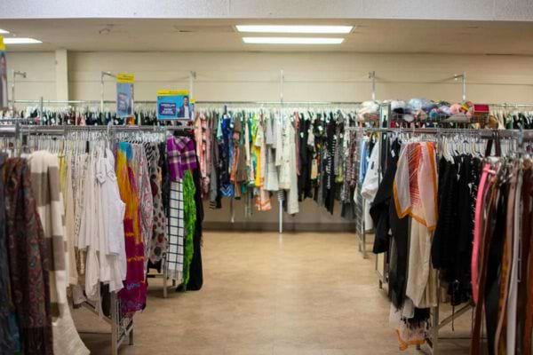 Friperie avec des vêtements suspendus.