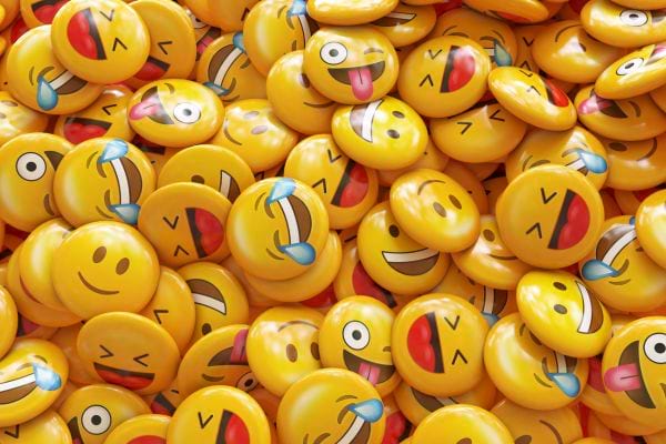 Pile d'emojis jaunes variés.