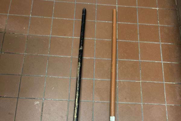 deux manches à balais pour nettoyer sous le frigo