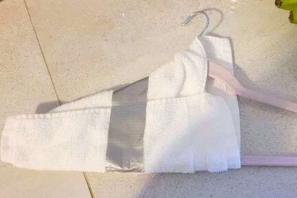 un cintre pour nettoyer sous le frigo