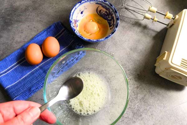 une cuillère à café d'eau pour faire monter les blancs en neige 