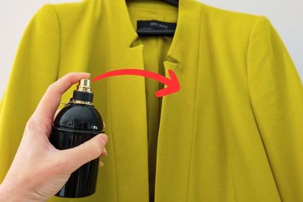Parfum dirigé vers un blazer jaune avec flèche.