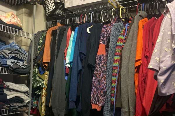 Placard domestique avec vêtements colorés.