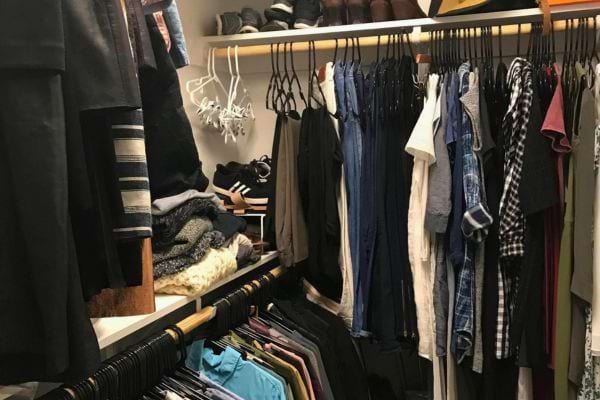 Placard rempli de vêtements.