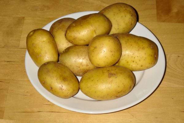 Pommes de terre sur assiette blanche, vue de dessus.