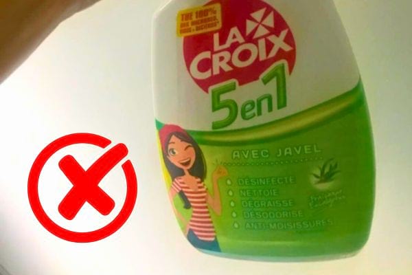 Bouteille de nettoyant avec un symbole interdit.