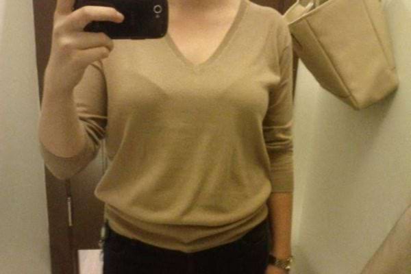 Selfie, pull vert, miroir de salle d'essayage.