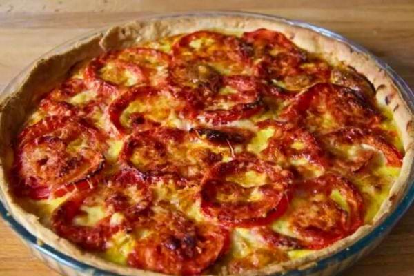 Quiche au thon et tomate, colorée et appétissante, idéale pour un pique-nique.