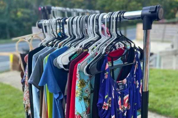 Portant de vêtements en extérieur.