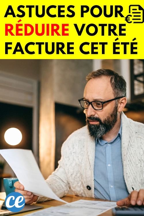 Un homme qui regarde une feuille blanche 