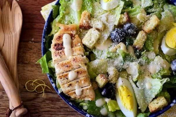 Salade César au poulet, complète avec croûtons et œuf dur, un classique toujours apprécié.