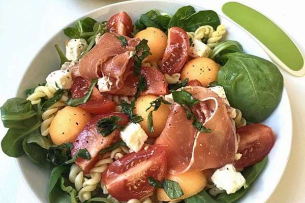 Salade de jambon et melon avec des feuilles de menthe.