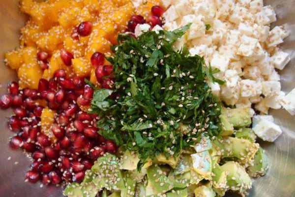 Salade de mangue et feta, fraîche et fruitée.