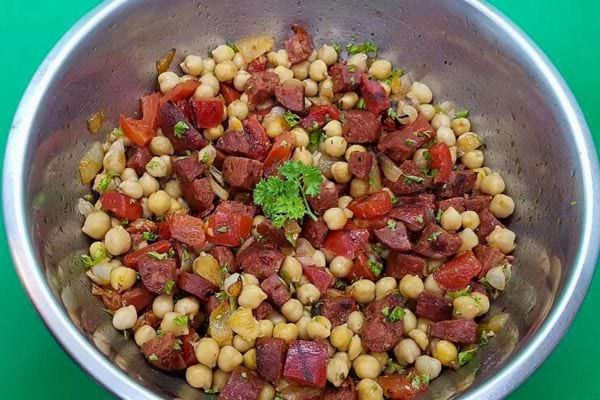 Salade de pois chiches au chorizo, riche en protéines.