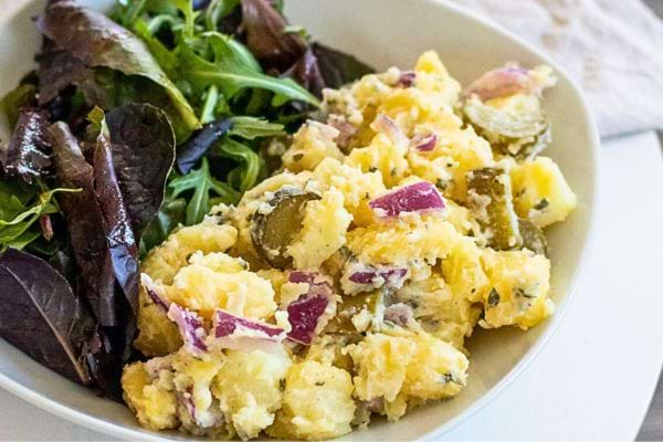 Salade de pommes de terre avec oignons rouges.
