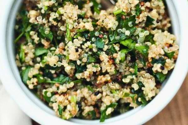 Taboulé de quinoa vert frais.