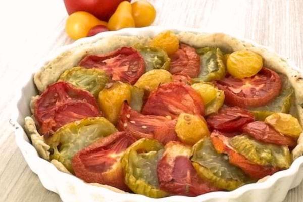 Tarte aux tomates multicolores, une explosion de couleurs et de saveurs 
