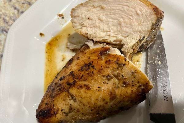 Un morceau de poulet coupé montrant l'intérieur juteux.