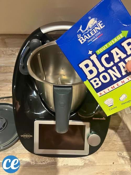 Main versant du bicarbonate de la boîte dans le Thermomix.