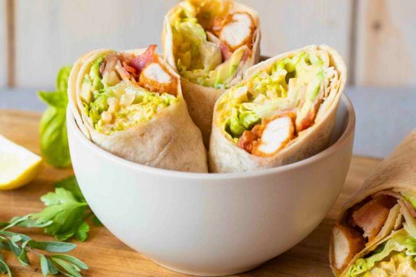 Wrap poulet et laitue dans un bol blanc.