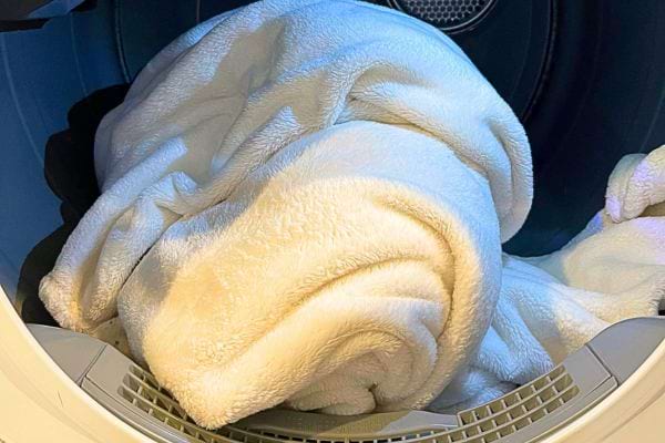 une couverture douce dans la machine à laver