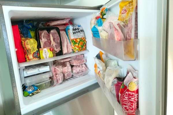 Un congélateur rempli de produits congelés