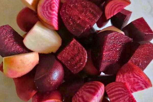 Betteraves rouges et chioggia en cubes.