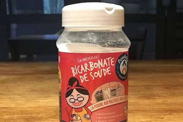 un pot de bicarbonate de soude sur une table en bois