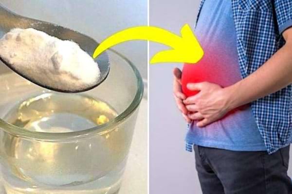 une cuillère de bicarbonate de soude dans un verre d'eau pour faire dégonfler le ventre