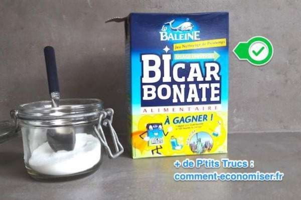 un pot avec du bicarbonate de soude et un paquet de bicarbonate