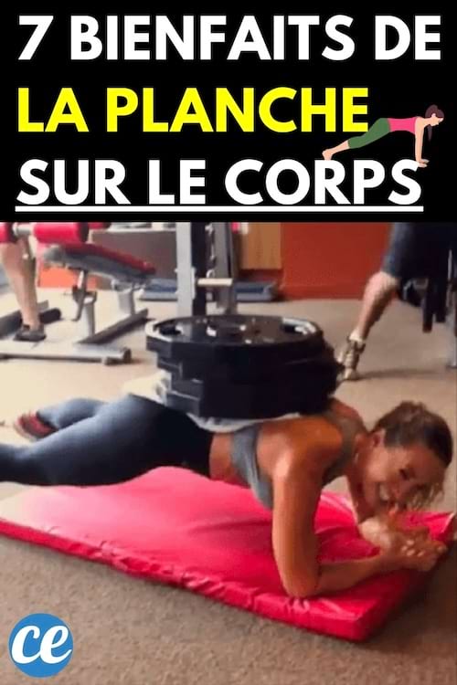 Une femme qui fait la planche avec des poids sur son dos 