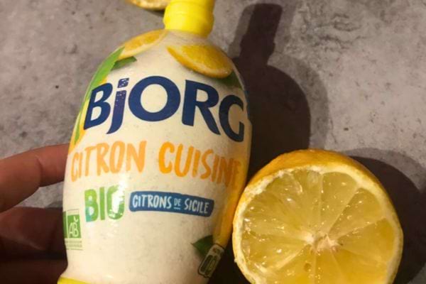 Bouteille de jus de citron bio.