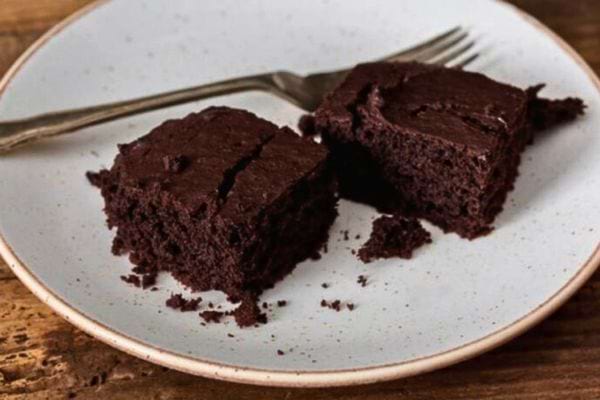 Brownie plat fraîchement coupé