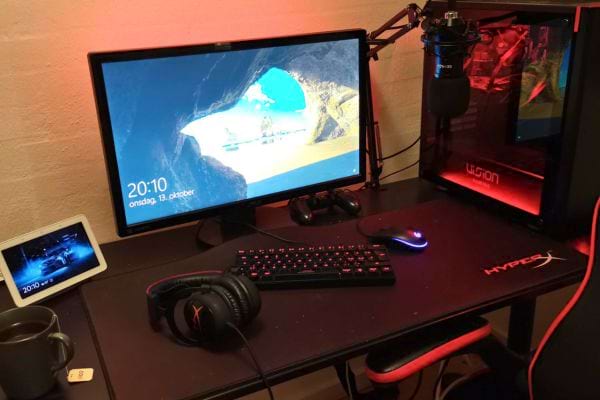 Poste de travail gaming avec clavier, casque, et micro.