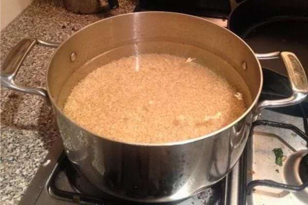 Casserole avec riz et eau.