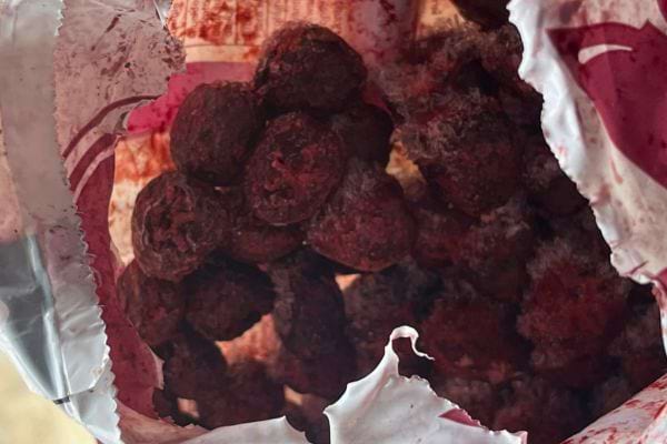 Cerises séchées dans un sac ouvert.